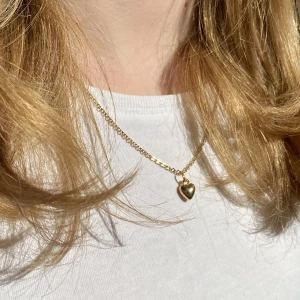 Halsband 002 - ❌Tillfälligt utsålt❌Handgjort halsband med guld hjärta🫶🏼 69kr+15kr frakt🚚