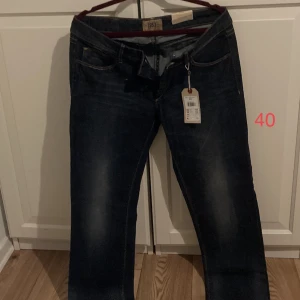 Byxor - Jätte fina byxor som är i bra skick! De första byxorna är vintage och helt oanvända, de säljs för 150 kr. Byxorna i mitten säljs för 100 kr. De sista säljs för 50 kr. Alla storlekar finns på bilderna! Kontakta för mer bilder!