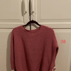 Sweaters - Två söta stickade plagg som är i olika skick. Den gröna är i nyskick då den passade inte mig. Den rosa är välanvänd och det syns. Rosa säljer jag för 20 kr och den gröna för 50 kr. Storlekar finns på bilderna! 