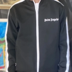 Palm angles kofta - Helt ny använd 2 gånger på grund av den inte passar mej säljer jag den storlek M jette bra i stick o jette fin till sommaren nu