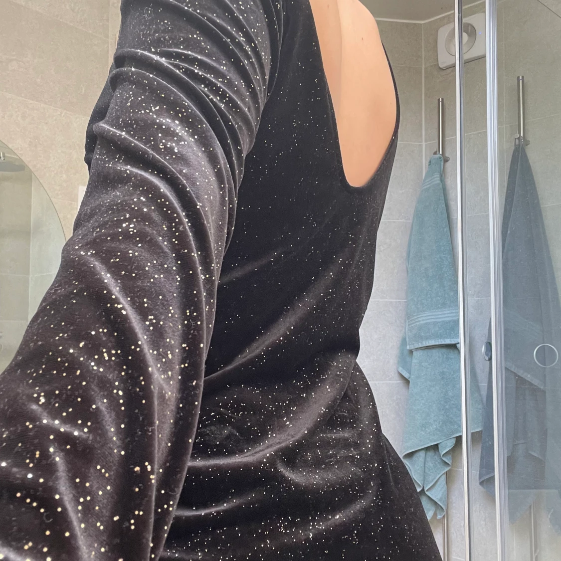 Glittrig mini klänning  - 90