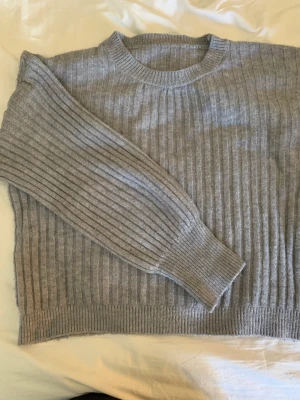 stickad grå tröja - superfin stickad tröja!!