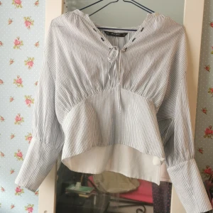 Zara tröja - Vit/blå randig tröja från Zara.