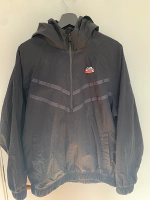 Nike vindjacka  - Knappt använd Utfällbar luva Half zip 💰 Storlek S