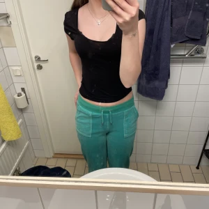 Juicy Couture byxor - Säljer dess underbara gröna juicy byxor då de inte kommer till användning. De använda ett fåtal gånger men har dock en liten liten fläck under ena bakfickan som jag ska försöka få bort🙌🏽 Innerbenslängd men är 83cm! Pris kan absolut diskuteras