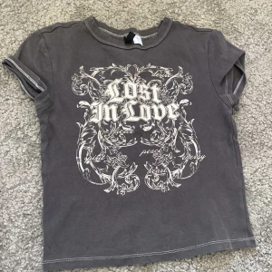 T-shirt - Grå mini t-shirt med tryck loost in love 