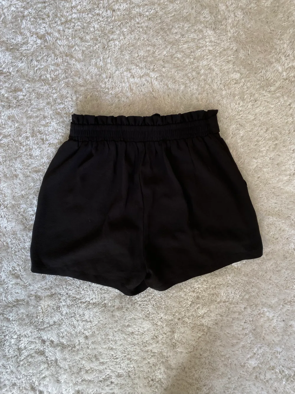 Svarta fina shorts från Only i tunnt, skönt material med knytning i midjan. Superfint skick. Storlek 34. Shorts.