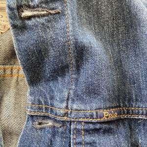 Säljer denna helt oanvända jeansjacka från Ralph Lauren. Med fickor. Nypris 2400kr