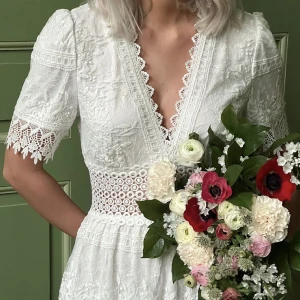 Klänning  - Säljer denna söta klänningen från Gina Tricot som är helt slutsåld💕 Helt oanvänd med lapparna kvar! Skulle säga den passar 34-38 då den är väldigt stretchig💃🏼 Nypris: 699kr