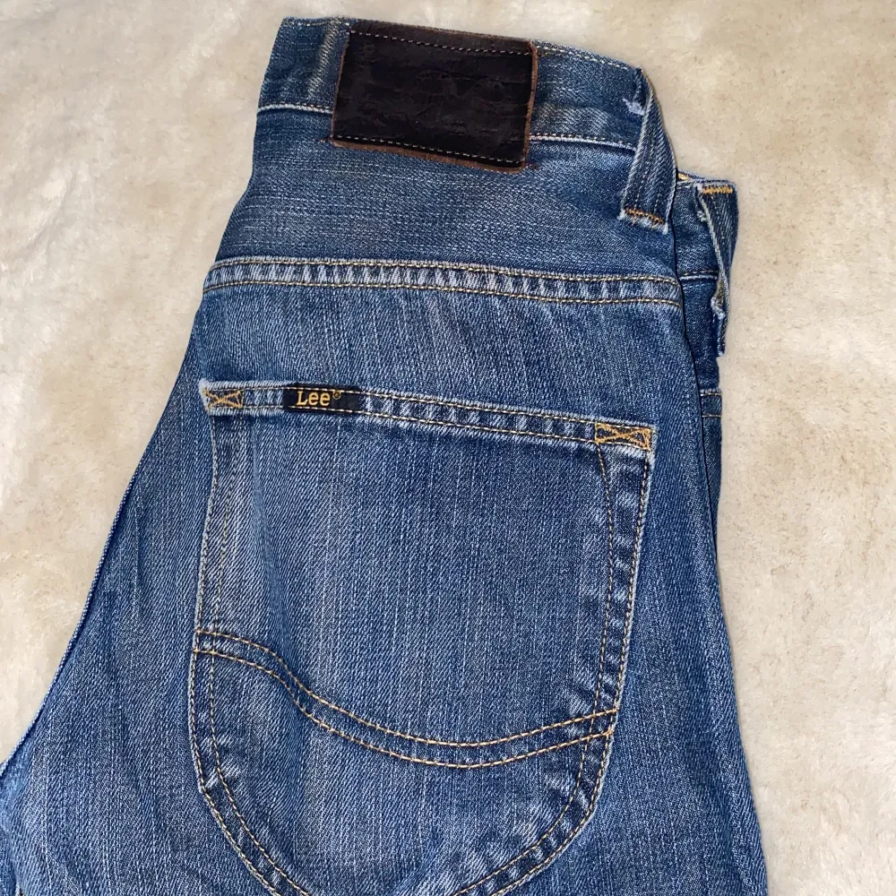 Jättefina mörkblå lee jeans😻säljer pga att dom inte passar mig 300kr+frakt (nypris ca 1000kr). Jeans & Byxor.