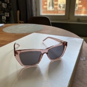 Solglasögon  - Rosa solglas som är lite genomskinliga, ⭐️ordinarie pris: 159kr