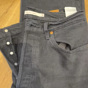Levis Ribcage W28L29 - 🌸 Jeansen har använts under en säsong, men har inga anmärkningar. De har stretch och är mycket sköna. Jag är 171 lång.