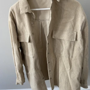 Overshirt NAKD - Beige overshirt från NAKD, använd 2 gånger