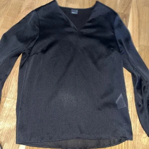 Svart blus  - En tunnare svart blus från Gina. Använd ett par gånger men den är frf som ny. Säljer då den nu är förliten. 