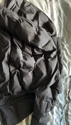 Santa cruz  - Vinter jacka som en liten investering till vintern;) Har ett hål i armen inget man märker av så