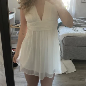 Studentklänning  - Helt oanvänd. Storlek 34. Perfekt till studenten.