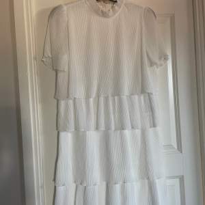 Vit klänning från min student. Köptes på Jeansbolaget för 899kr. Bara använd en gång. Passar strl 36-40. Villig att diskutera pris!