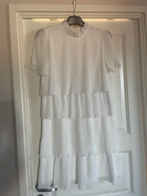 Studentklänning - Vit klänning från min student. Köptes på Jeansbolaget för 899kr. Bara använd en gång. Passar strl 36-40. Villig att diskutera pris!