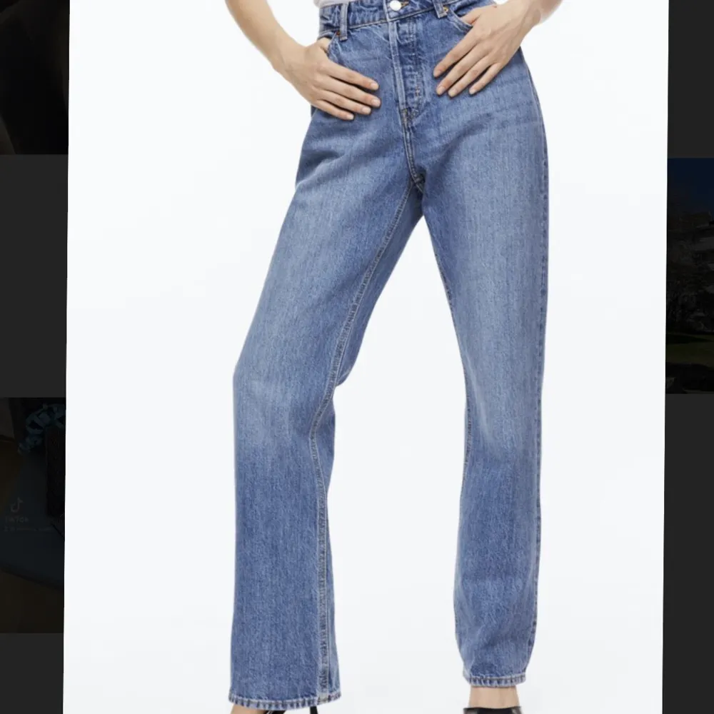 Jeans från h&m, knappt använda, säljer för dem är för stora, är lite sönder där bak då jag ”gått” på dem. Skriv för fler bilder. 175 + frakt🫶🏼. Jeans & Byxor.