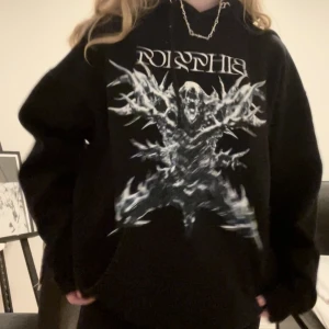 Polyphia hoodie - Merch från Polyphia. Figure hoodie i storlek XL. Köpte den för 667kr. Är som ny.