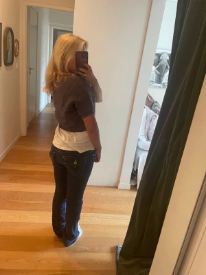 True religion jeans - Skit coola lågmidjade bootcut jeans från true religion. Säljer ENDAST för penga behov. Midjemått 80 cm och Innerbensländ är 82 cm. Bara höra av dig vid andra frågor osv💖