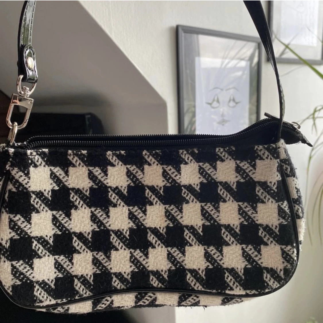 Svart vit väska - 90
