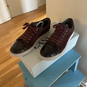 Lanvin skor - Röda lanvin skor! Storlek 44 Små skadar vilket ej syns vid användning 