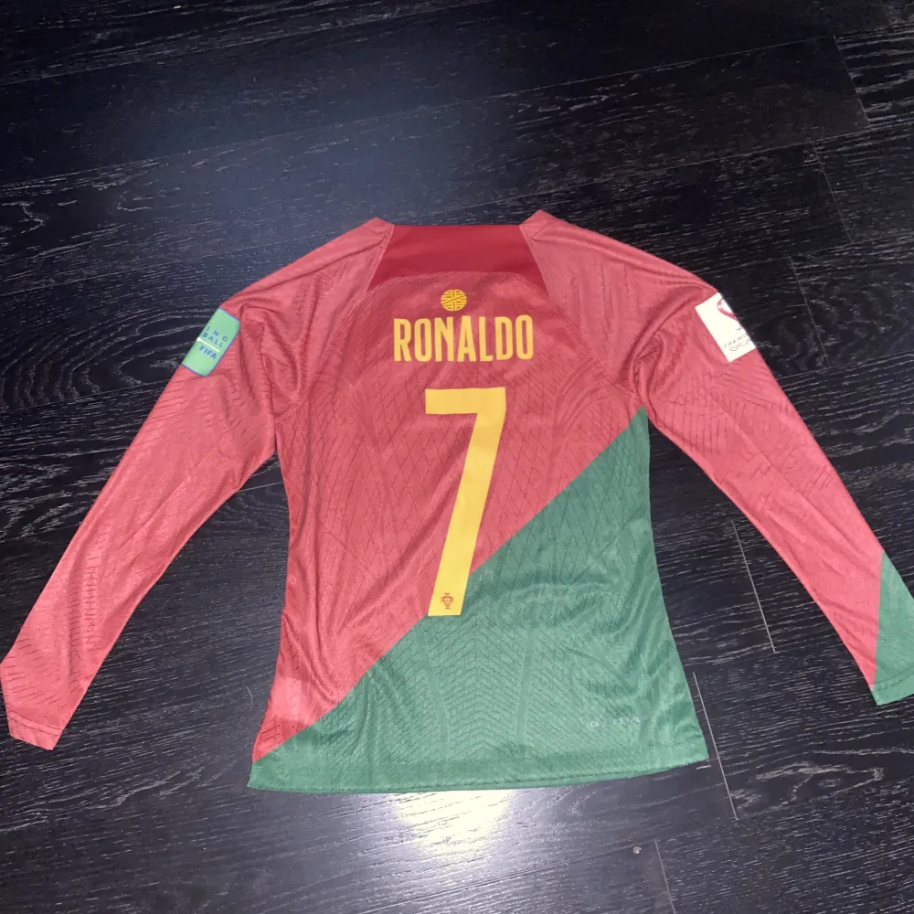 Storlek: S  Säljer min Ronaldo tröja, helt oanvänd. Riktigt hög kvalitet på tröjan.   Har VM och FIFA patches på ärmarna. Står ”Ronaldo” och nummer 7 med tryck.   Kontakta för mer info!. Hoodies.