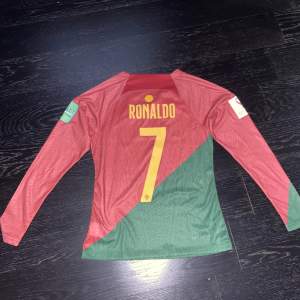 Storlek: S  Säljer min Ronaldo tröja, helt oanvänd. Riktigt hög kvalitet på tröjan.   Har VM och FIFA patches på ärmarna. Står ”Ronaldo” och nummer 7 med tryck.   Kontakta för mer info!