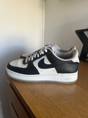 Nike Air Force 1 - Egen designade Air Force från Nikes hemsida  Använda vid ett par tillfällen men inget som syns 