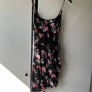 Klänning  - Gullig sommarklänning från hm. Finns knytning så man kan bestämma själv hur tajt den ska sitta 