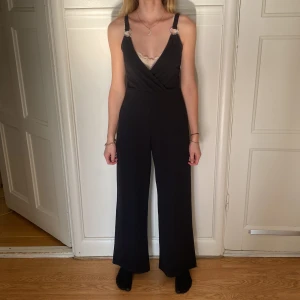 byxdress  - jättesöt byxdress med detaljer 