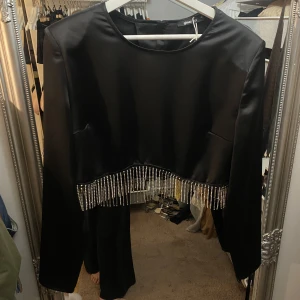 Partytopp med strass  - Jätte snygg topp för en festligare kväll.  Siden & detaljer i strass silver.  Aldrig använd 