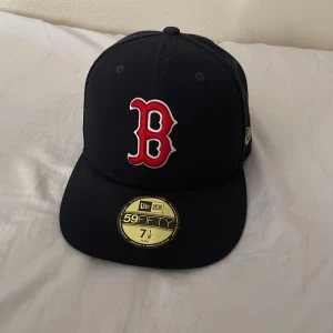 New era keps - Baseball keps boston, riktikt snygg keps använd rätt så mycket men den går fortfarande att använda.