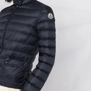 moncler cardigan - originalpris ca 9000 kr säljes för 5500 kr storlek 2 s-m, bra skick❤️