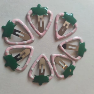 Jordgubbar hårspännen  - 7 stycken jordgubbe hårspännen