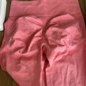 amazon träningstights  - rosa träningstights från amazon helt nya, små i storlek de är strl L men passar S bättre, köpte för 250kr säljer för 200kr och betalning sker endast via swish 