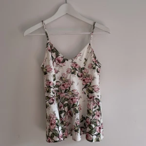 Blommig top - Somrig topp. Aldrig använd. 