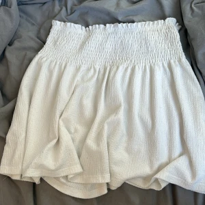 Kjol - Super fin vit volang kjol som är bra till sommaren🌞