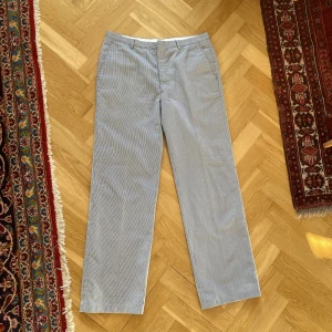Soft wear kostymbyxor - Kostymbyxor för mer vardagligt användes och även perfekta för sommaren med randigt med blått och vitt och materialet. Skick 9/10. 32/34. Pris: 169kr. 