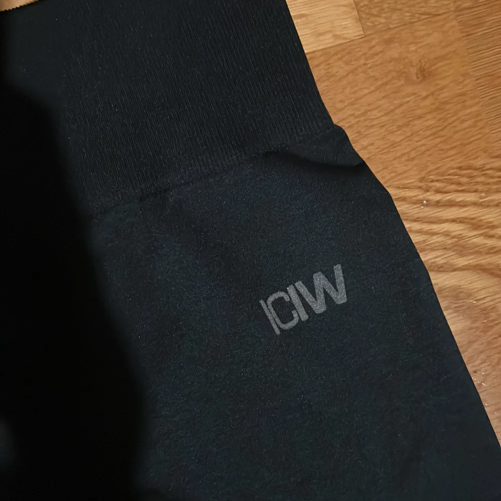 Träningset från Icaniwill i en jättefin mörkblå färg använt 2-3 gånger så i bra skick!! Texten på tightsen är lite avskavd efter tvätt men annars som nytt!! Storlek S på både topp och tights . Hoodies.