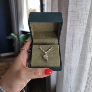 Maria Nilsdotter Me & You necklace  - Det är 1 hjärthalva som säljs, den på bilderna. Notera att kedjan är avkortad till 54cm (otroligt fin längd) och därför fäster man spännet direkt i en kedjelänk (bild 3). Läs min bio tack. 😅