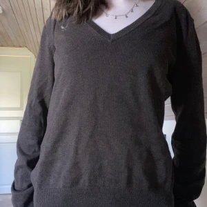 Super snygg brun tröja! - Super snygg brun tröja som är knappt använd och har inte hål eller fläckar!💗
