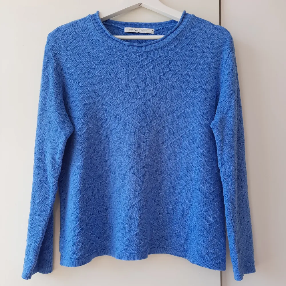 Blå tröja från märket Skovhuus i storlek M med vacker stickning. Lätt och len sommartröja i klar blå färg. Välanvänd men i fint skick! 🩷. Stickat.