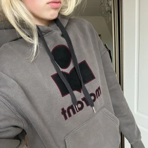 Isabel Marant Hoodie  - Superfint skick och sparsamt använd. Som nyskick! Storlek 38,  passar mig som har S. Använd gärna köp direkt! 