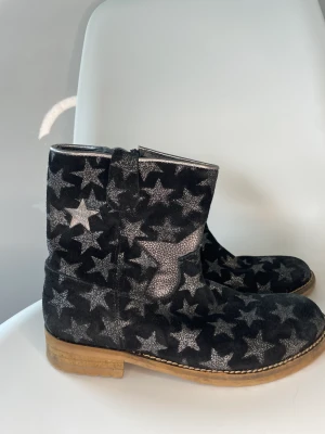 Stjärnboots - Coola boots med stjärnor. Minns ej nypris men säljer för 300kr. Bra skick!