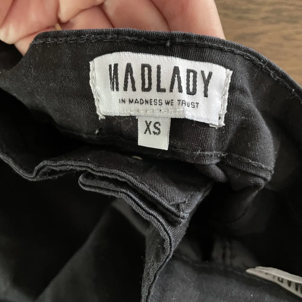 Säljer 2 superfina byxor från Madlady i Storlek XS. 70kr/styck.  . Jeans & Byxor.