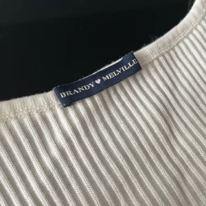 Brandy Melville Topp  - Super fin vit långärmad topp från brandy melville 🤍osäker på hur mycket jag köpte den för men det var över 250kr 🤍Storleken är one size men passar bra på mig med xs/s !! 