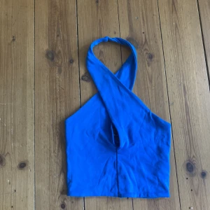 Halterneck - Jättegulligt halterneck linne som är korsat där framme. Använd 3 gånger så väldigt bra skick!