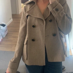 Supersnygg kort kappa!  - Säljer min fina korta vår/höst kappa från Anastasia! Storlek S/M men skulle säga att den passar XS om man vill ha den snyggt oversized!❤️Pris kan diskuteras!❤️